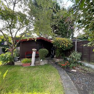 Addlestone Tranquil Spacious Three Bedroom Bungalow Exterior photo