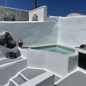Quaint Santorini Cave Villa 2 Bedrooms Viletta Verte Close To Amenities And Outdoor Hot Tub Fira Exterior photo
