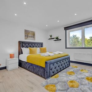 Apartamento Inviting 1-Bed House In Feltham Exterior photo