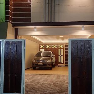 Guest House Omah Ningrat Surabaya Exterior photo
