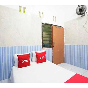 Hotel Oyo Life 93061 Kost Vicky Syariah Surabaya Exterior photo