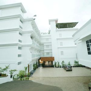 Hotel Surya Iritti Exterior photo