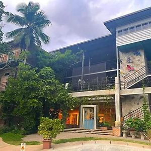 Ceylon Kingsmen Garden Hotel - Katunayake Negombo Exterior photo