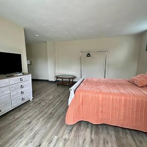 Luxurious 1-Bedroom Suite Sybertsville Exterior photo