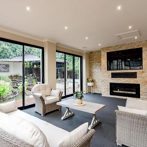 A Touch Of Red - Spa, Theatre, Sleeps 6! Waurn Ponds Exterior photo