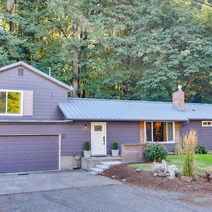 Lake Oswego Home With Covered Patio Near Portland! Exterior photo