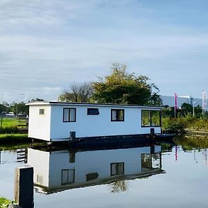 Hotel Woonboot In Sumar Gelegen Tussen Leeuwarden En Drachten Suameer Exterior photo