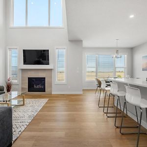 Brand New 3 Bedroom, 2 Bath Home In Se YYC Exterior photo
