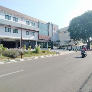 Hotel Urbanview Wisma Wirasatya Akpol Semarang By Reddoorz Exterior photo