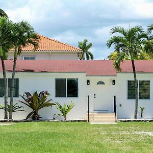 Modern Home / Huge Front Yard/ Family Friendly Tamiami Exterior photo