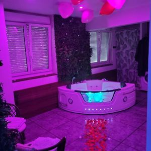 Paris Rosny 2 - Appartement Love Room With Jacuzzi Exterior photo