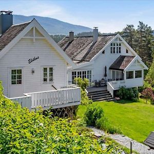 Nydelig Lite Hus Med Egen Vedfyrt Baksteovn. Villa Kaupanger Exterior photo