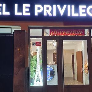 Hotel Le Privilege La Courneuve Exterior photo