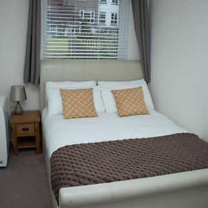Crawley Apartment Near Gatwick Manor Royal Newly Refurbished Sleeps 4 Exterior photo