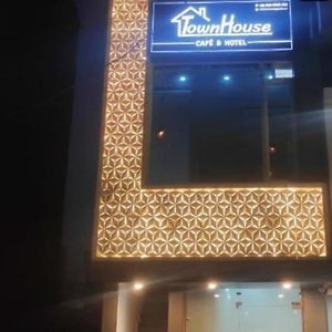 Town House Cafe And Hotel, Kurukshetra Exterior photo