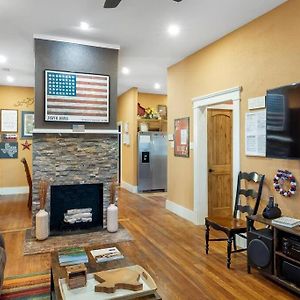 Stockyards Patriot Outpost - Sleeps 8 - Just 3/4 Miles Villa Fort Worth Exterior photo