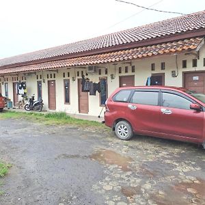 Hotel Oyo Life 93590 Penginapan Palapa 10 Syariah Bandar Lampung Exterior photo