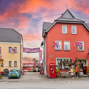 The Little Britain Inn Themed Hotel One Of A Kind In Europe Vettelschoß Exterior photo