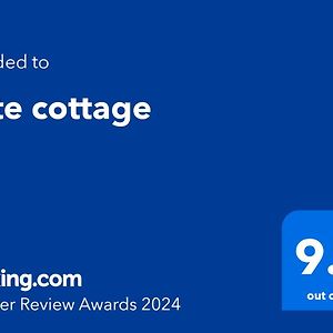 Cute Cottage 2024 Traveller Award Yateley Exterior photo