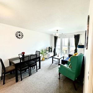 Apartamento Bright & Spacious Flat - Perfect For Exploring London , Slough & Windsor! Exterior photo