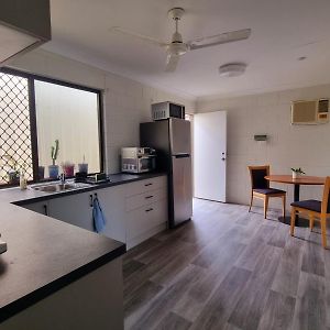 Apartamento Cosy & Convenient: Pools, Shops, Uni, Hospital Ross River Exterior photo