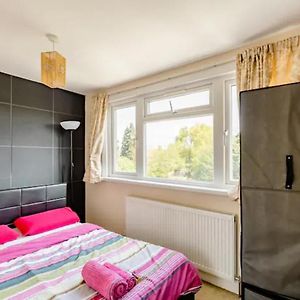 Comfortable Rooms Near Heathrow Feltham Exterior photo