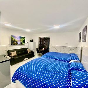 The Royal Boutique Studio By London Heathrow Uk, Private Apartment Offer'S Free Parking, Wifi , Kitchen & Laundry Services, Sleep 6 Hayes  Exterior photo