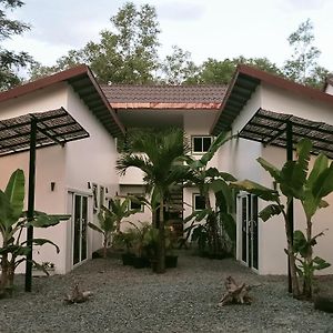 Little Escape Guesthouse Nesat Phumi Chrouy Svay Exterior photo
