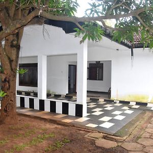 Senasuma Family Rest Hotel Anuradhapura Exterior photo