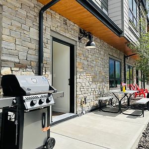 Apartamento Skyline Peaks 102 - Mountain View-Ac-Bbq-Hot Tub-Pool Canmore Exterior photo