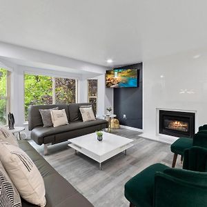New Fully Remodeled, Updated 8 Beds, 3 Baths High End Modern Home Private Waterfront Kirkland Exterior photo