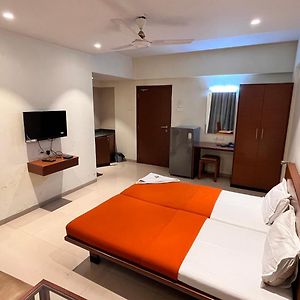 Hotel Sumanchandra Suites Nashik Exterior photo