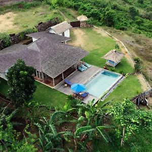 Le Joglo - Top Of A Steep Hill - 2 Bedroom With Ac Villa With Incredible Sea View Kuta (Lombok) Exterior photo