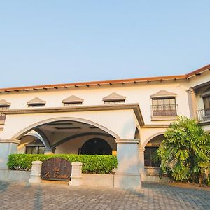 Hotel Los Portales Chinandega Exterior photo