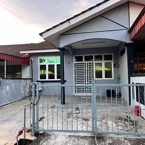 2 Bedroom House With Coway, All Room Air-Cond, Wifi, Nettflix Kampung Gurun Exterior photo
