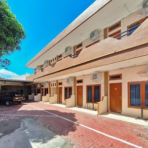 Hotel Reddoorz Syariah Near Pasar Raya Padang Exterior photo