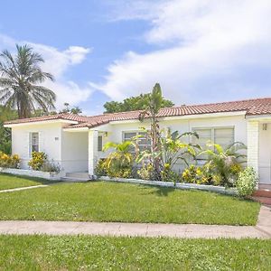 House With A Hot Tub ! Only 10 Mins To The Beach Villa Biscayne Park Exterior photo