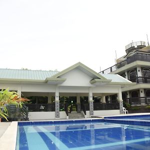 Villa Esmeralda Bryan'S Resort Hotel And Restaurant Palayan City Exterior photo