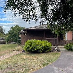 A Villa King Bedroom Adjacent To Parks And Bus Stations Melburne Exterior photo