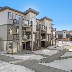Elkwood Luxurious Townhome With King Bed And Garage Parking YYC Exterior photo