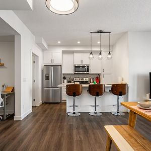 Luxurious Townhome With King Bed And Garage Parking YYC Exterior photo