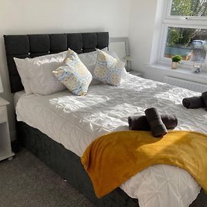 The Sashes - Stylish Apartment - Free Parking - Ultrafast Wifi - Smart Tv - Netflix - Sleeps Up To 6! Close To Poole Town Center & Sandbanks & Bournemouth Exterior photo