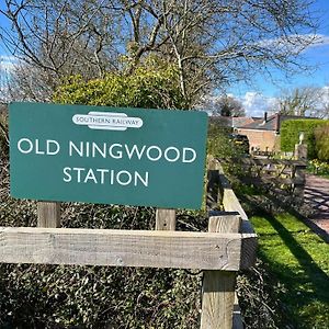 Old Ningwood Station Bed & Breakfast, Ningwood, Isle Of Wight Po41 0Tg Bed and Breakfast Brook  Exterior photo