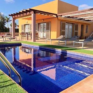 Villa Stylish Host, Heated Pool & High Speed Wifi Costa De Antigua Exterior photo