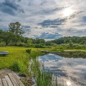 Chic Renovated Barn With Private Pond And Hot Tub By Summer Villa Roscoe Exterior photo