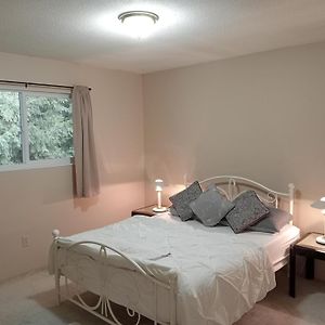 Stylish Cozy & Lively Room - Close To Amenities Surrey Exterior photo