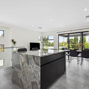 First-Class Townhouse W Free Parking And Wi-Fi Villa Perth Exterior photo