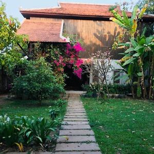Authentic Wooden Home, Countryside, 10Mins Centre! Wat Chreav Homestay Ciudad de Siem Riep Exterior photo