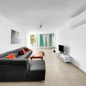 Elegant Beachside Apartment Herzelia Exterior photo