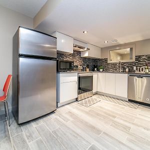 Stylish Chic Home - King Bed - Free Parking & Netflix - Fast Wi-Fi - Long Stays Welcome Edmonton Exterior photo